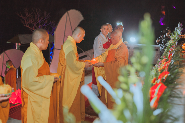 Lantern Lighting Ritual to commemorate Amitabha’s Birthday at Co Am Pagoda – Nghe An