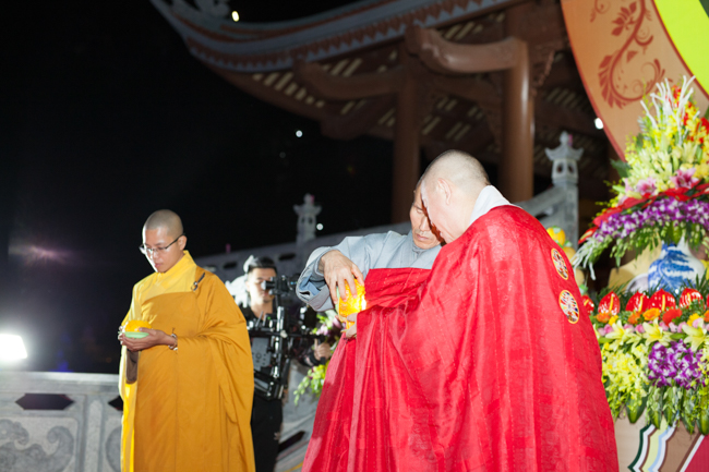Lantern Lighting Ritual to commemorate Amitabha’s Birthday at Co Am Pagoda – Nghe An