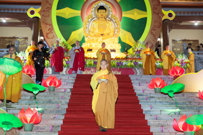 Lantern Lighting Ritual to commemorate Amitabha’s Birthday at Co Am Pagoda – Nghe An