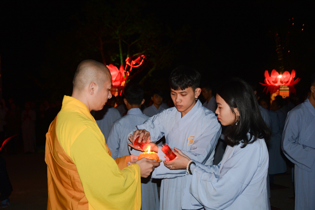 Lantern Lighting Ritual to commemorate Amitabha’s Birthday at Co Am Pagoda – Nghe An
