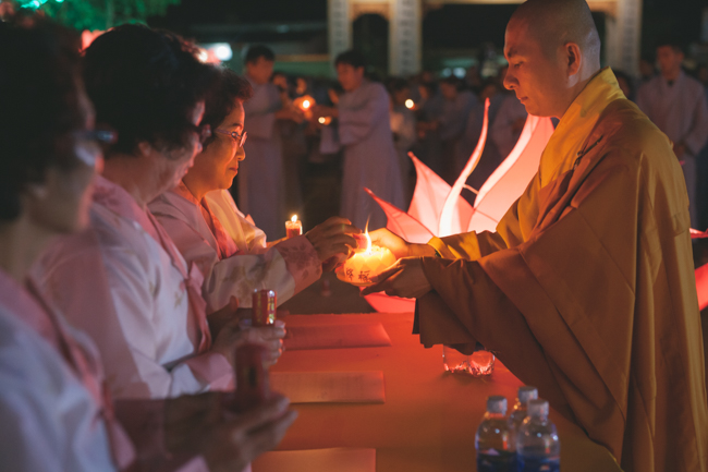 Lantern Lighting Ritual to commemorate Amitabha’s Birthday at Co Am Pagoda – Nghe An