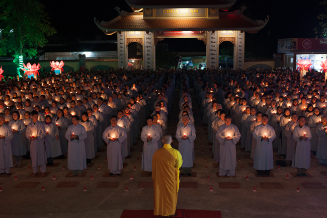 Lantern Lighting Ritual to commemorate Amitabha’s Birthday at Co Am Pagoda – Nghe An