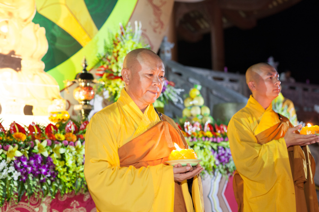Lantern Lighting Ritual to commemorate Amitabha’s Birthday at Co Am Pagoda – Nghe An