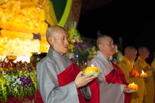 Lantern Lighting Ritual to commemorate Amitabha’s Birthday at Co Am Pagoda – Nghe An