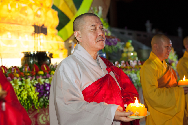 Lantern Lighting Ritual to commemorate Amitabha’s Birthday at Co Am Pagoda – Nghe An