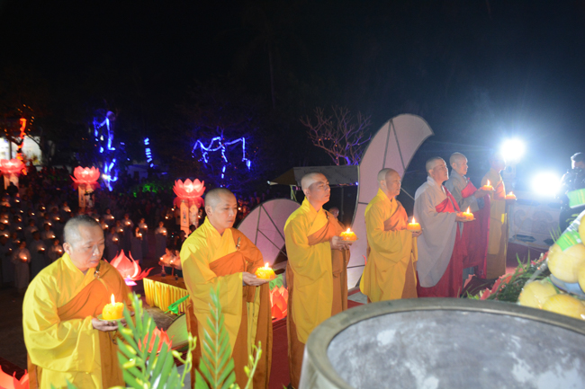 Lantern Lighting Ritual to commemorate Amitabha’s Birthday at Co Am Pagoda – Nghe An