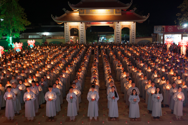 Lantern Lighting Ritual to commemorate Amitabha’s Birthday at Co Am Pagoda – Nghe An