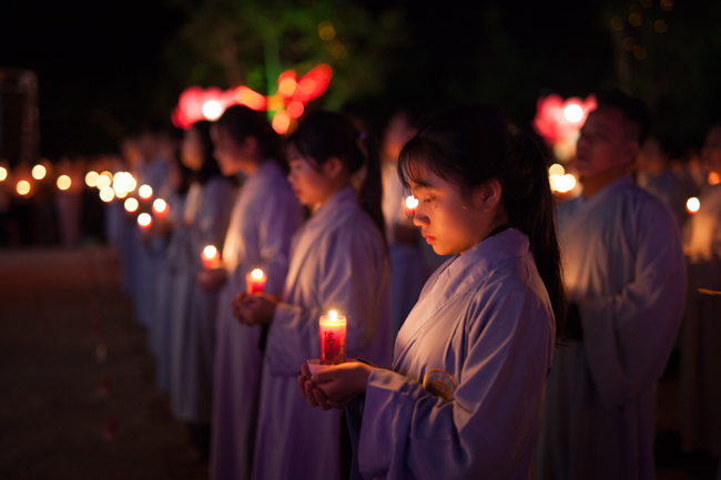 Lantern Lighting Ritual to commemorate Amitabha’s Birthday at Co Am Pagoda – Nghe An