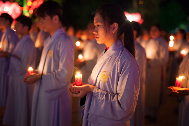 Lantern Lighting Ritual to commemorate Amitabha’s Birthday at Co Am Pagoda – Nghe An