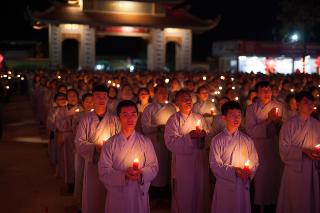 Lantern Lighting Ritual to commemorate Amitabha’s Birthday at Co Am Pagoda – Nghe An