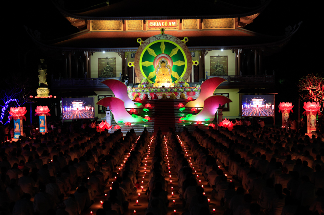 Lantern Lighting Ritual to commemorate Amitabha’s Birthday at Co Am Pagoda – Nghe An