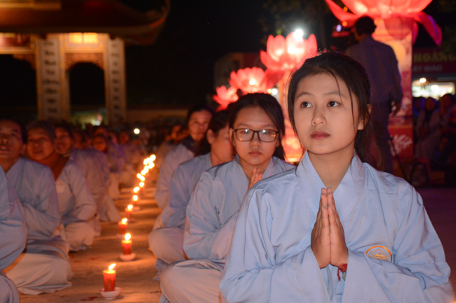 Lantern Lighting Ritual to commemorate Amitabha’s Birthday at Co Am Pagoda – Nghe An