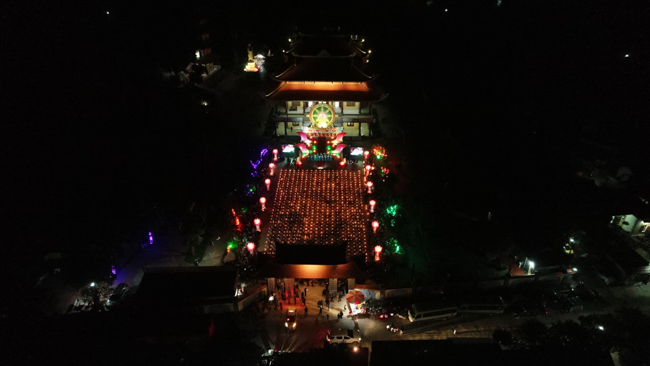 Lantern Lighting Ritual to commemorate Amitabha’s Birthday at Co Am Pagoda – Nghe An