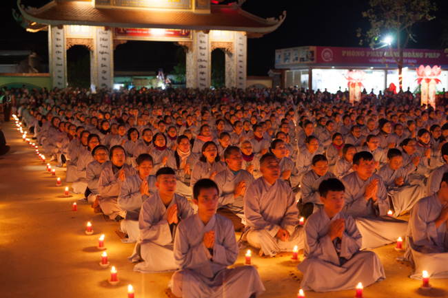Lantern Lighting Ritual to commemorate Amitabha’s Birthday at Co Am Pagoda – Nghe An