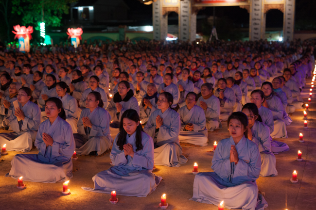 Lantern Lighting Ritual to commemorate Amitabha’s Birthday at Co Am Pagoda – Nghe An