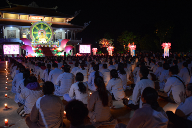 Lantern Lighting Ritual to commemorate Amitabha’s Birthday at Co Am Pagoda – Nghe An