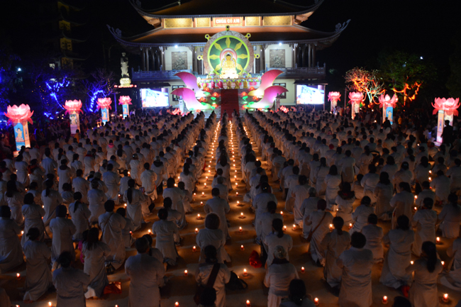 Lantern Lighting Ritual to commemorate Amitabha’s Birthday at Co Am Pagoda – Nghe An