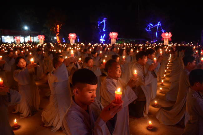 Lantern Lighting Ritual to commemorate Amitabha’s Birthday at Co Am Pagoda – Nghe An