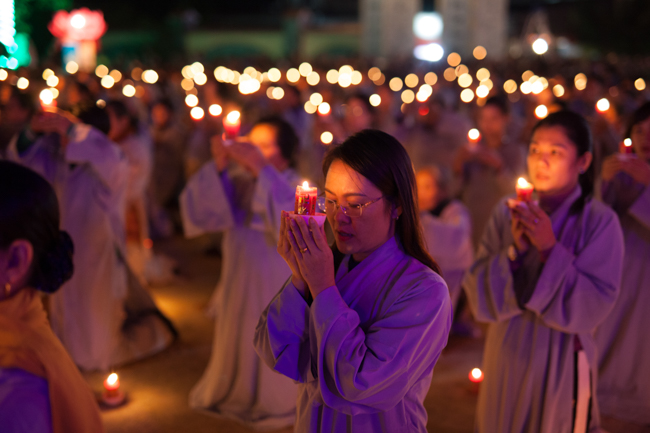 Lantern Lighting Ritual to commemorate Amitabha’s Birthday at Co Am Pagoda – Nghe An