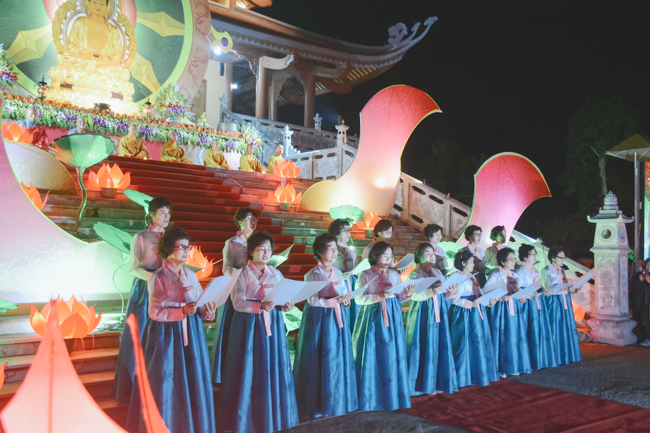 Lantern Lighting Ritual to commemorate Amitabha’s Birthday at Co Am Pagoda – Nghe An
