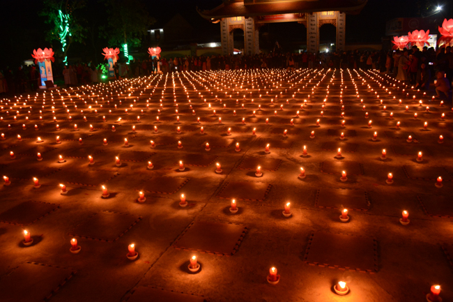 Lantern Lighting Ritual to commemorate Amitabha’s Birthday at Co Am Pagoda – Nghe An