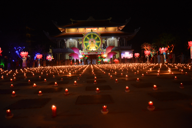 Lantern Lighting Ritual to commemorate Amitabha’s Birthday at Co Am Pagoda – Nghe An