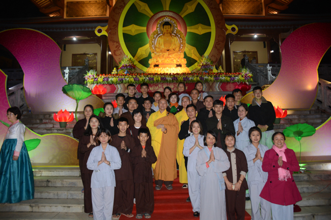 Lantern Lighting Ritual to commemorate Amitabha’s Birthday at Co Am Pagoda – Nghe An