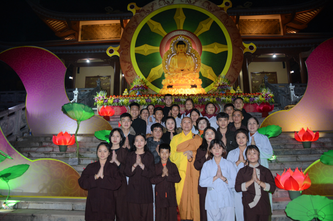 Lantern Lighting Ritual to commemorate Amitabha’s Birthday at Co Am Pagoda – Nghe An