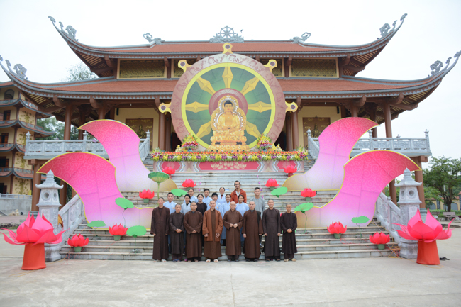 Lantern Lighting Ritual to commemorate Amitabha’s Birthday at Co Am Pagoda – Nghe An