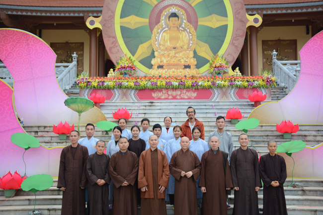 Lantern Lighting Ritual to commemorate Amitabha’s Birthday at Co Am Pagoda – Nghe An