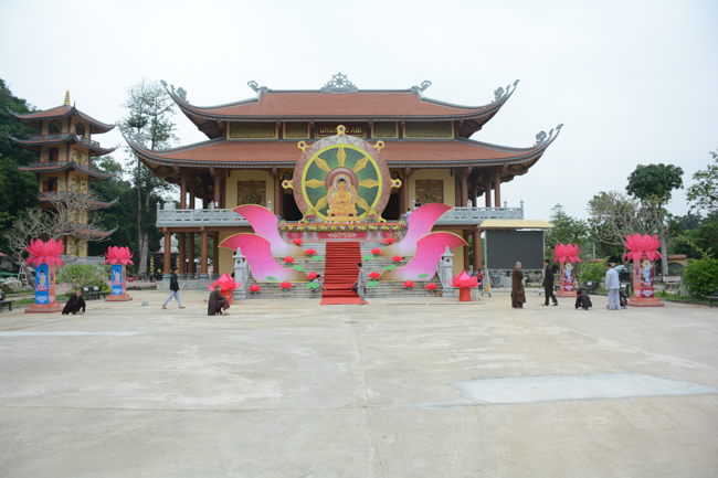 Lantern Lighting Ritual to commemorate Amitabha’s Birthday at Co Am Pagoda – Nghe An