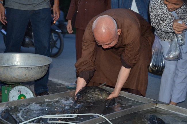 Tặng quà tại Trung tâm bảo trợ xã  hội Chánh Phú Hòa