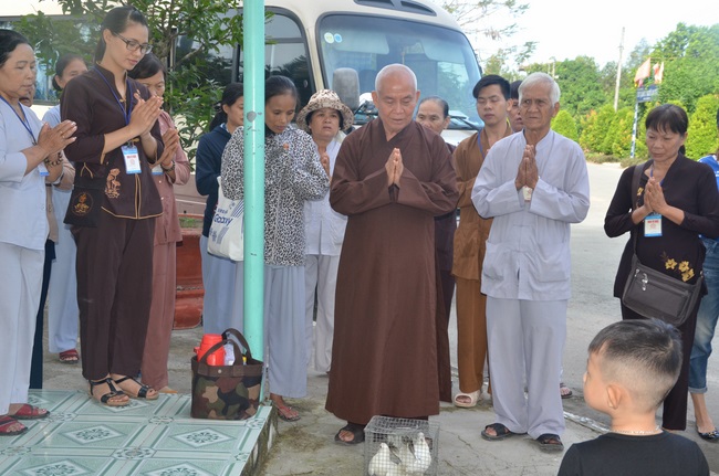 Tặng quà tại Trung tâm bảo trợ xã  hội Chánh Phú Hòa