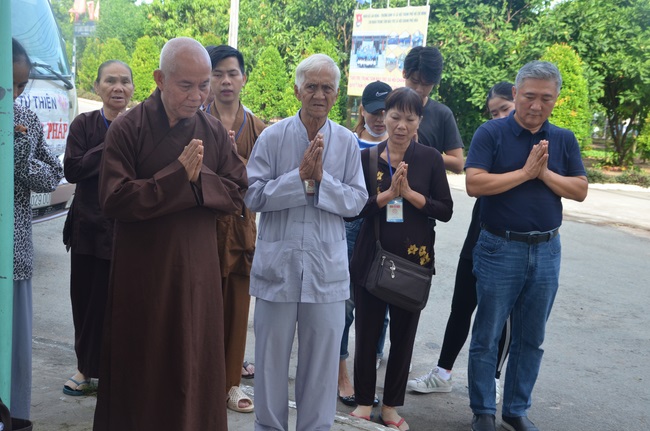 Tặng quà tại Trung tâm bảo trợ xã  hội Chánh Phú Hòa