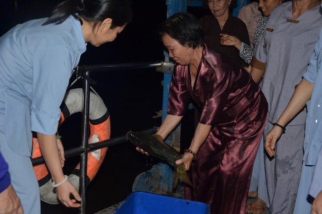 Tặng quà tại Trung tâm bảo trợ xã  hội Chánh Phú Hòa