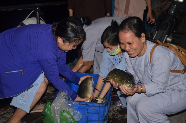 Tặng quà tại Trung tâm bảo trợ xã  hội Chánh Phú Hòa