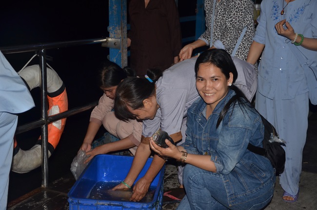 Tặng quà tại Trung tâm bảo trợ xã  hội Chánh Phú Hòa