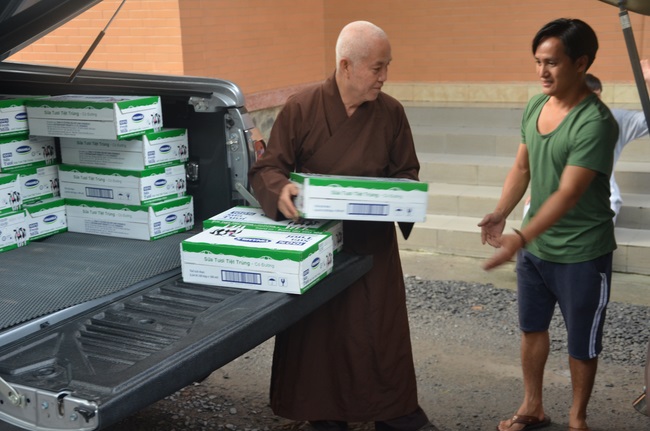 Tặng quà tại Trung tâm bảo trợ xã  hội Chánh Phú Hòa