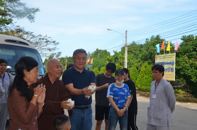 Tặng quà tại Trung tâm bảo trợ xã  hội Chánh Phú Hòa