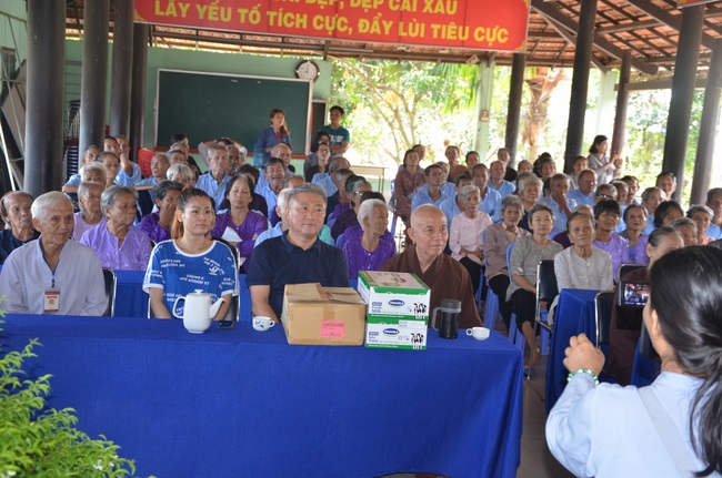 Tặng quà tại Trung tâm bảo trợ xã  hội Chánh Phú Hòa