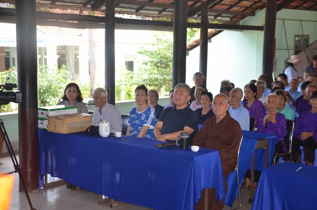 Tặng quà tại Trung tâm bảo trợ xã  hội Chánh Phú Hòa