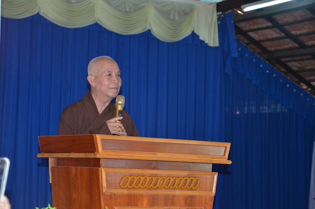 Tặng quà tại Trung tâm bảo trợ xã  hội Chánh Phú Hòa