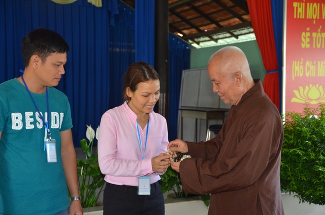 Tặng quà tại Trung tâm bảo trợ xã  hội Chánh Phú Hòa