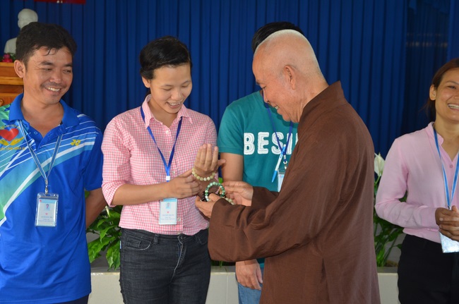 Tặng quà tại Trung tâm bảo trợ xã  hội Chánh Phú Hòa