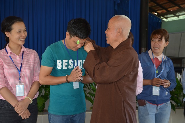 Tặng quà tại Trung tâm bảo trợ xã  hội Chánh Phú Hòa