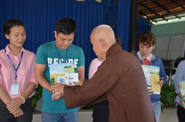 Tặng quà tại Trung tâm bảo trợ xã  hội Chánh Phú Hòa