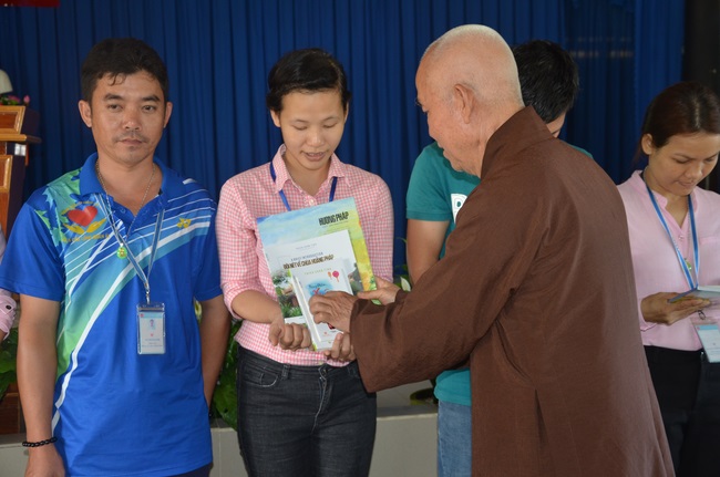 Tặng quà tại Trung tâm bảo trợ xã  hội Chánh Phú Hòa