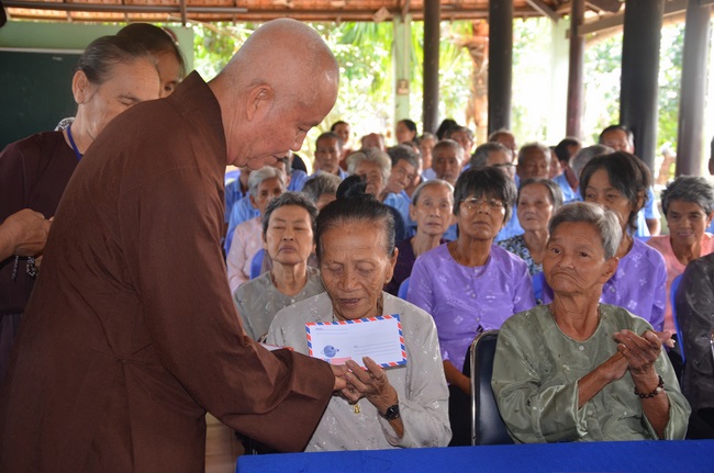 Tặng quà tại Trung tâm bảo trợ xã  hội Chánh Phú Hòa
