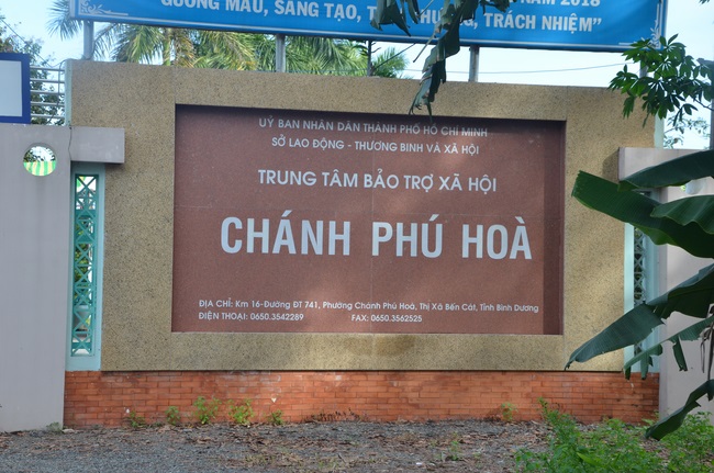 Tặng quà tại Trung tâm bảo trợ xã  hội Chánh Phú Hòa