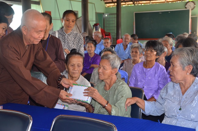 Tặng quà tại Trung tâm bảo trợ xã  hội Chánh Phú Hòa